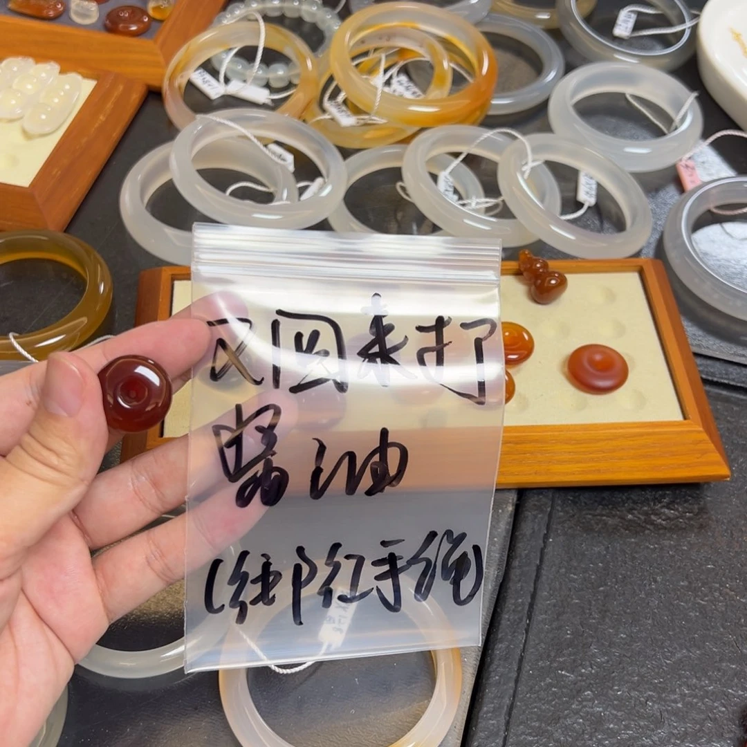 又***）玛瑙/玉髓未镶嵌珠宝半成品