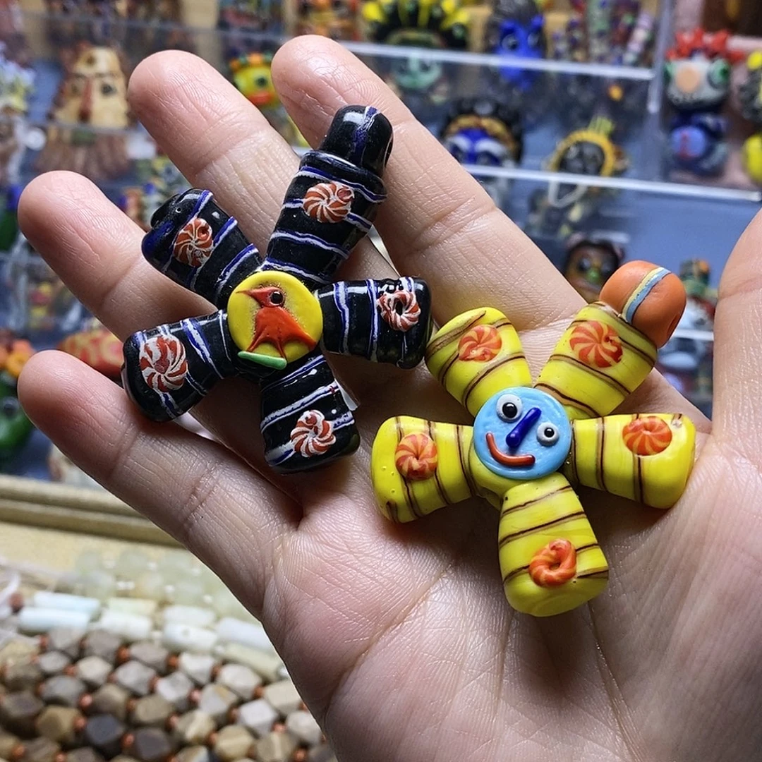 颈饰琉璃花朵一个