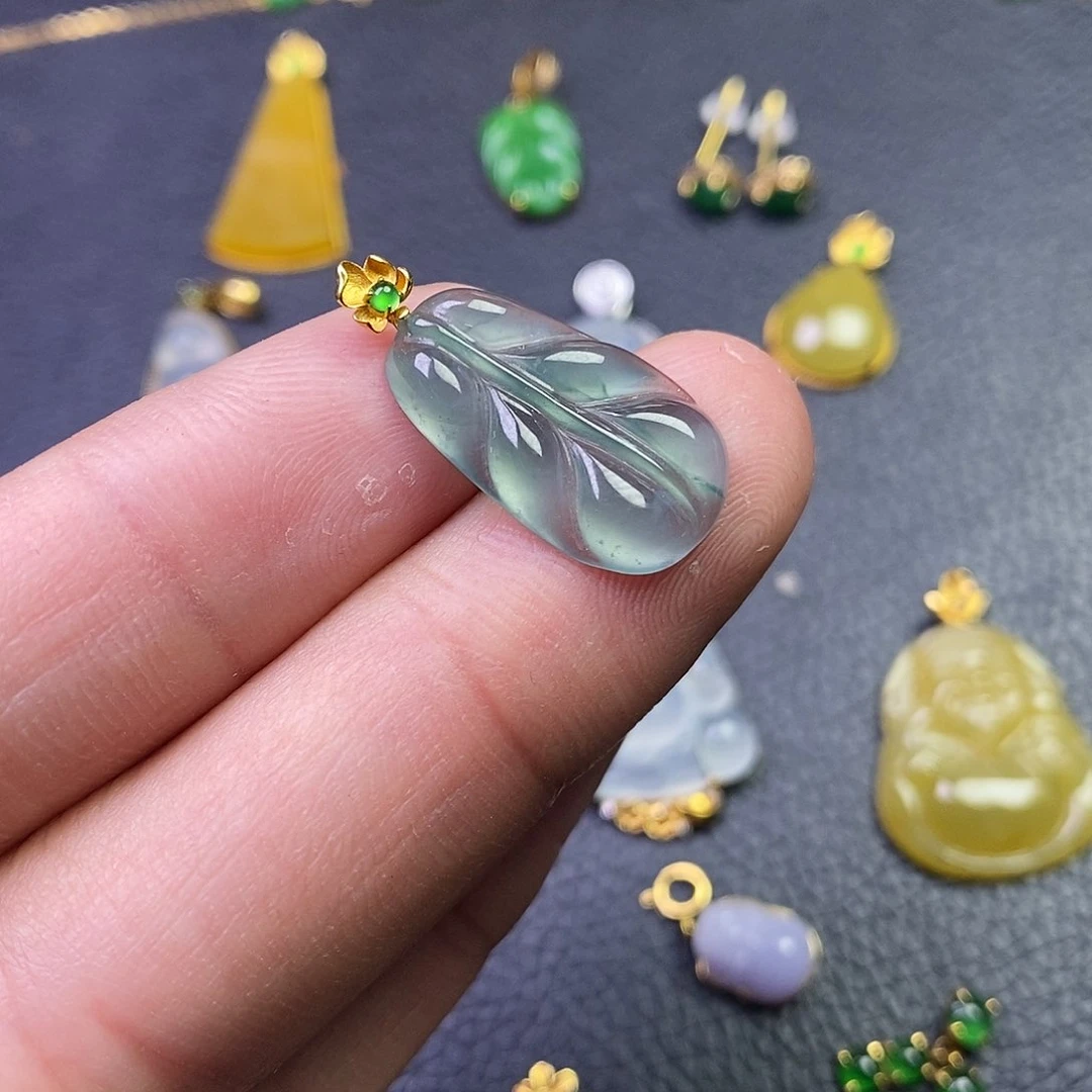 颈饰18K金镶嵌翡翠