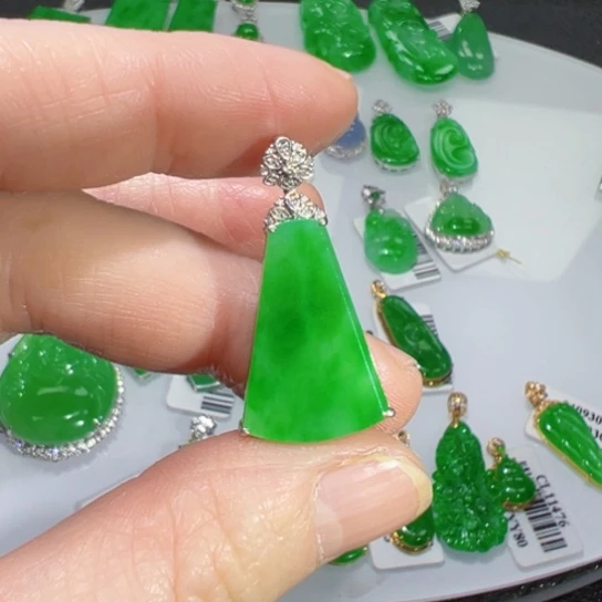 颈饰18K金镶嵌翡翠