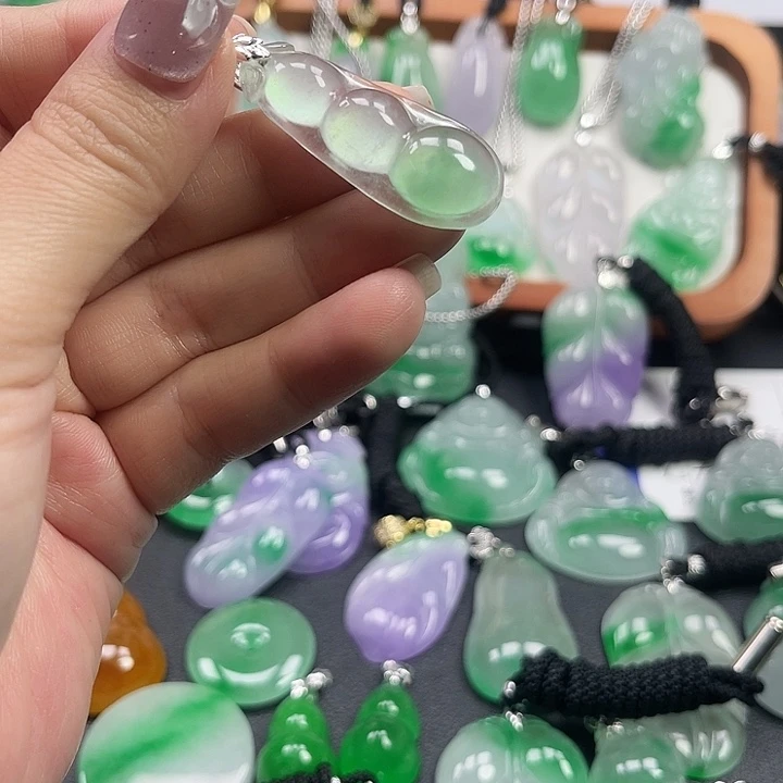 翡翠未镶嵌颈饰豆豆