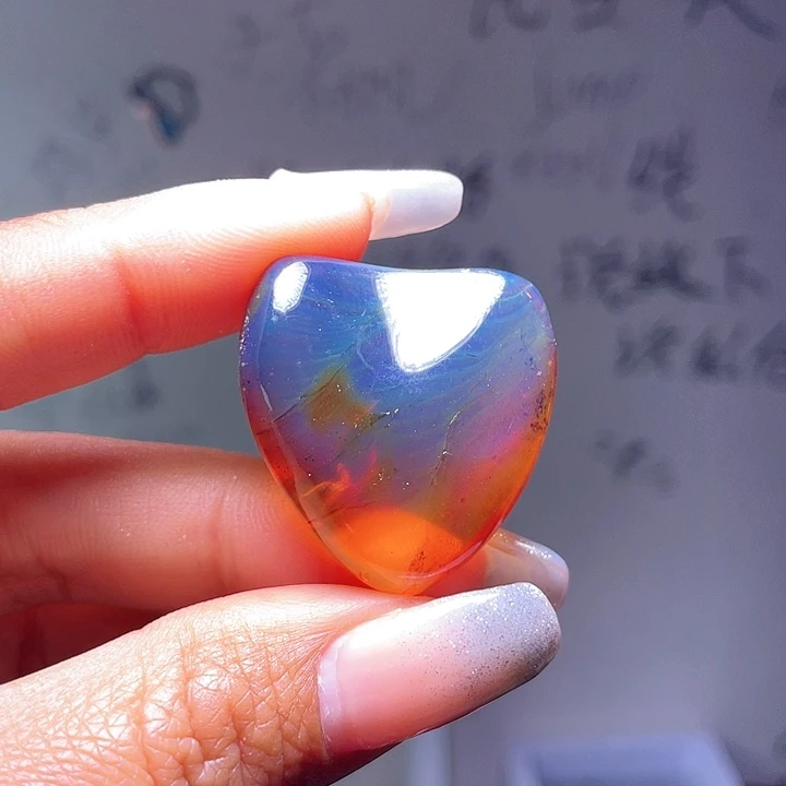 琥珀裸石未镶嵌。