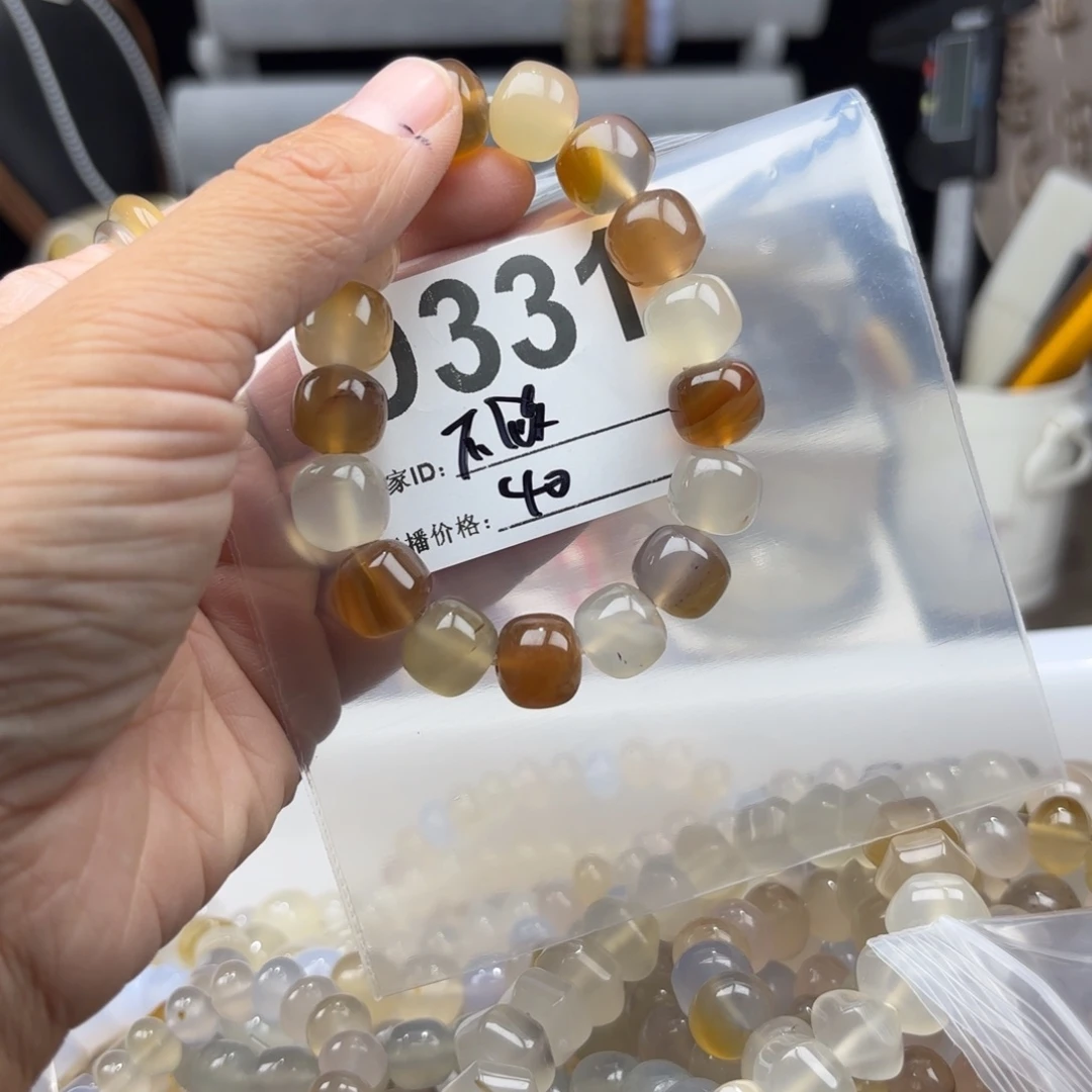 不***呀玛瑙/玉髓未镶嵌手镯