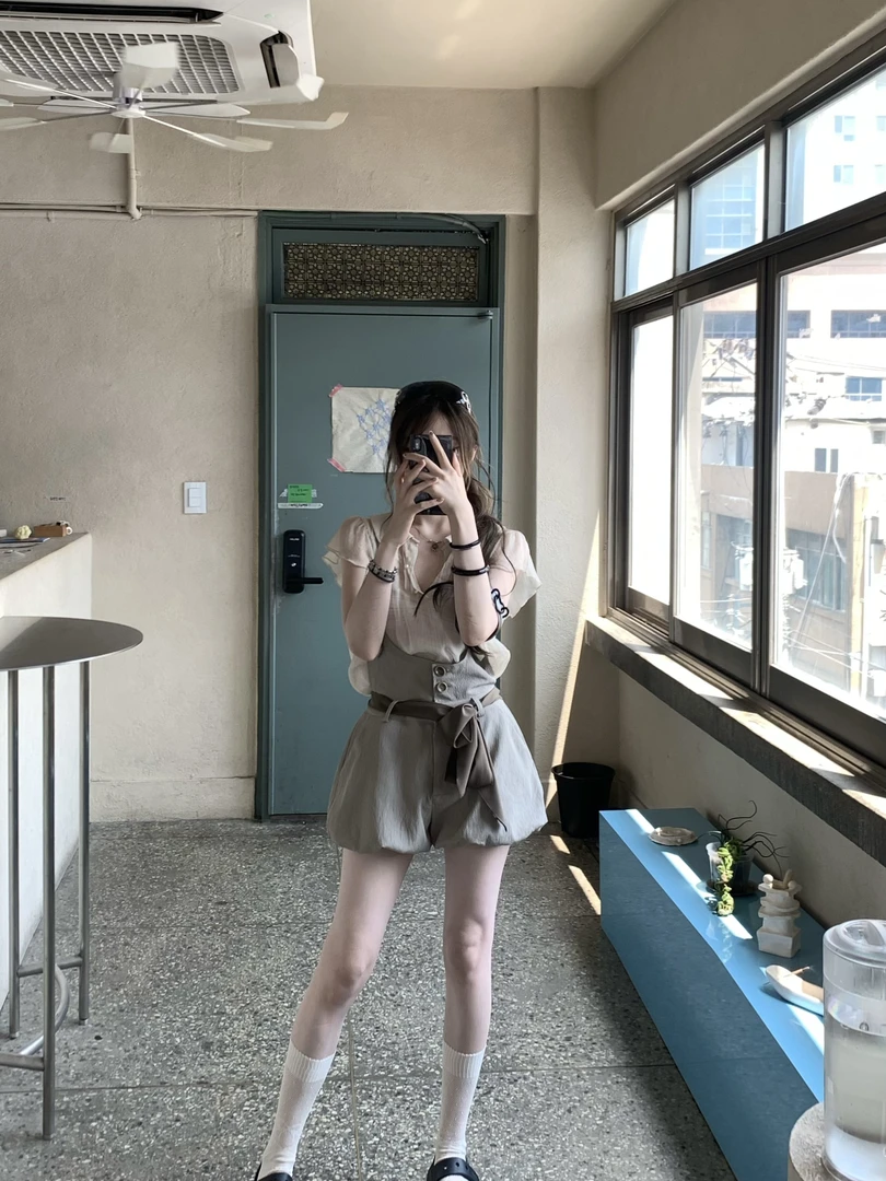 ishui-茶系甜心-法式Lo感春夏慵懒纯欲泡泡袖冷淡背带裙时尚套装