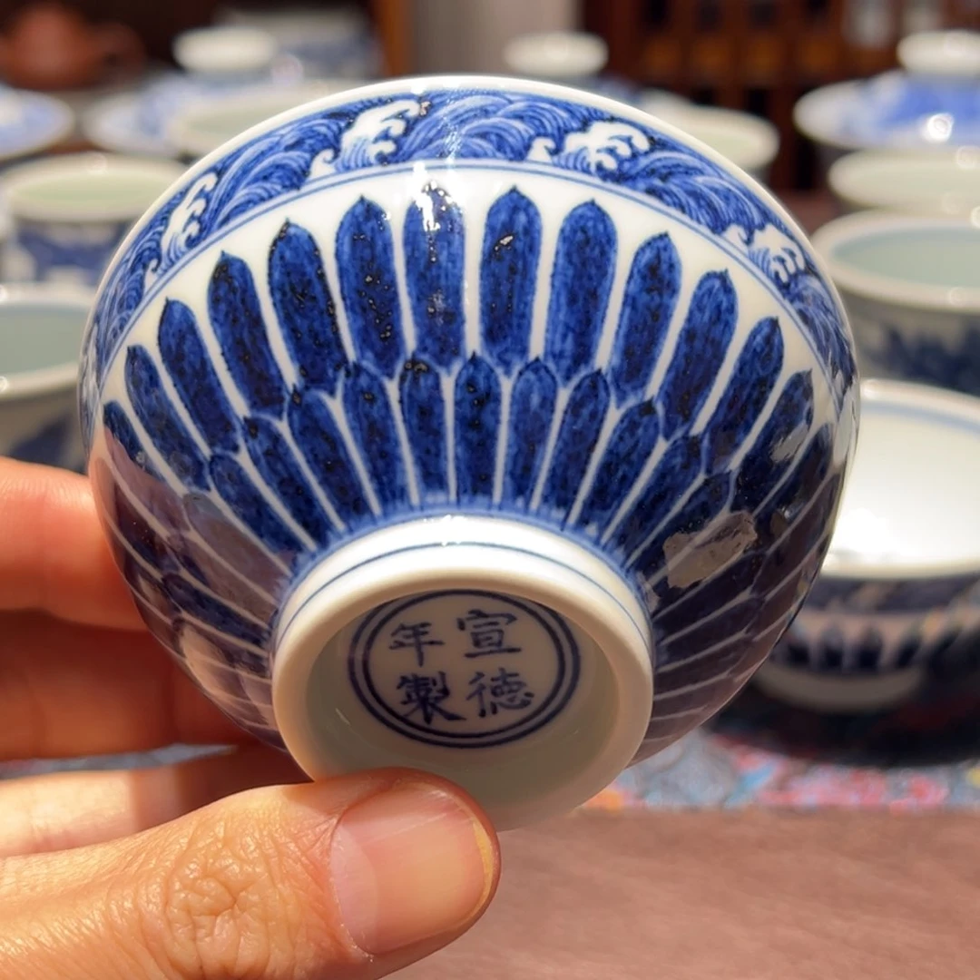 杯青花菊瓣纹宝相主人杯口径约9厘米