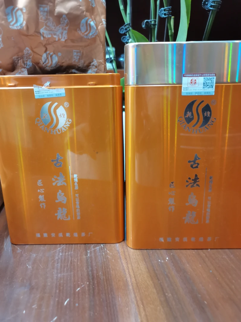 古法乌龙茶，遵循传统工艺，经多道工序精制，茶叶乌润，香韵悠长