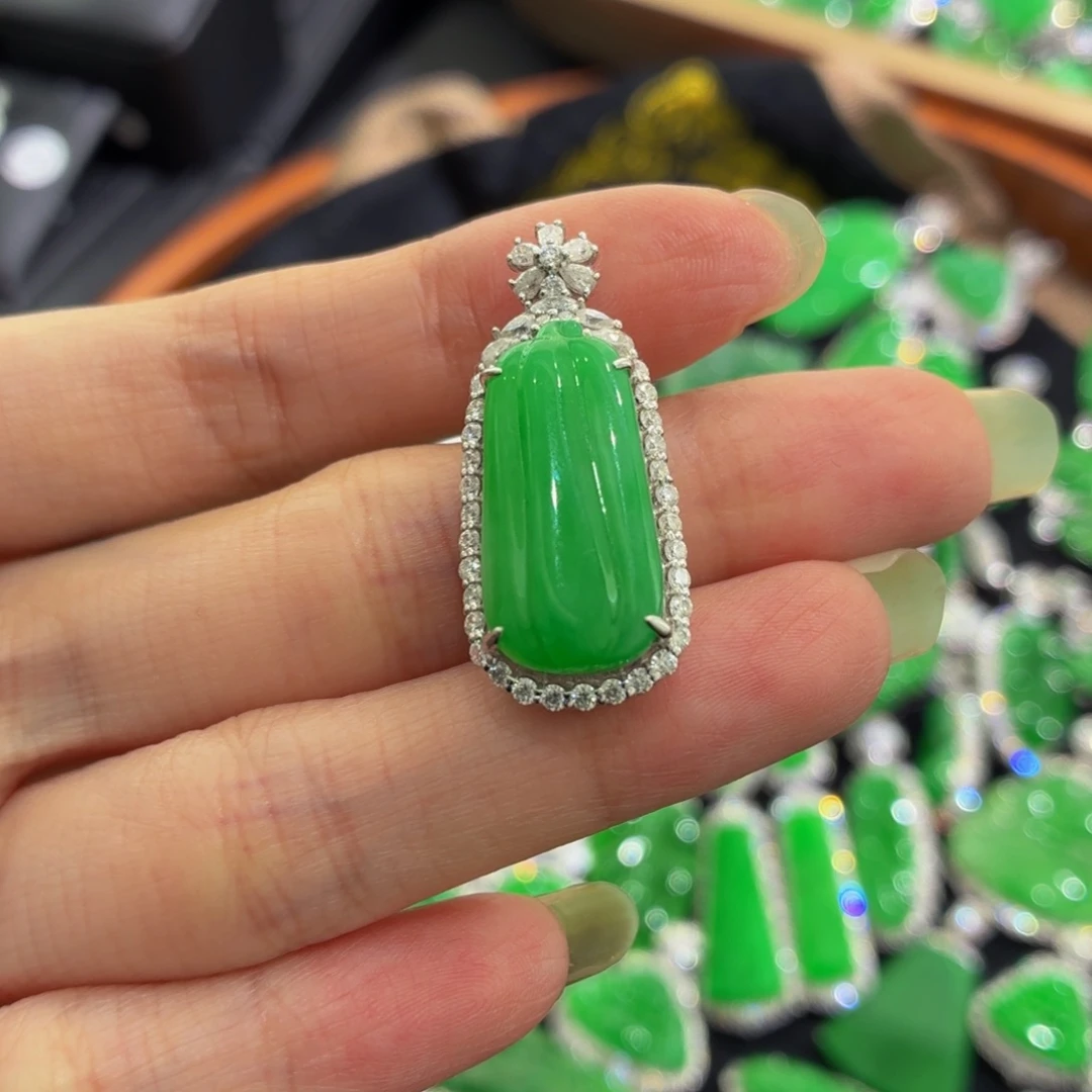 翡翠18K金镶嵌颈饰