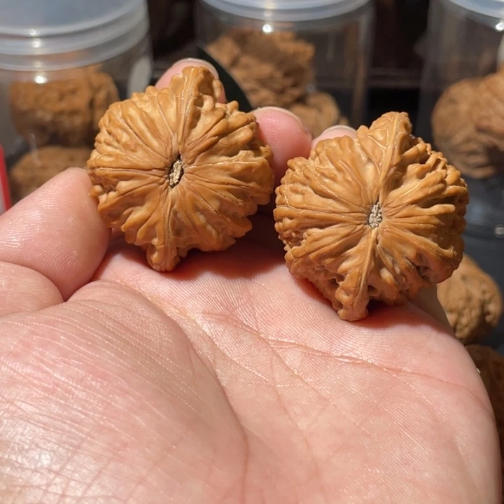 爱****文玩核桃吊坠41毕业弯刀磨盘