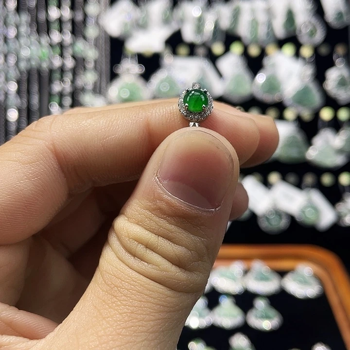 翡翠18K金镶嵌颈饰翡翠
