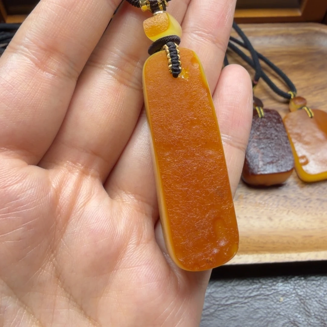 琥珀未镶嵌吊坠(赠链)