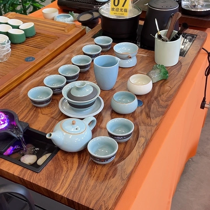 茶盘上刻了个八岁老人在家里给