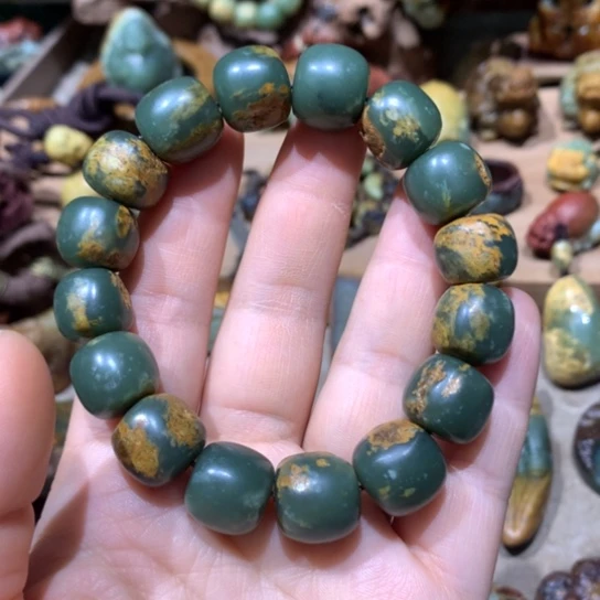 未镶嵌岫岩河磨玉（透闪石质玉）把件沧***笑