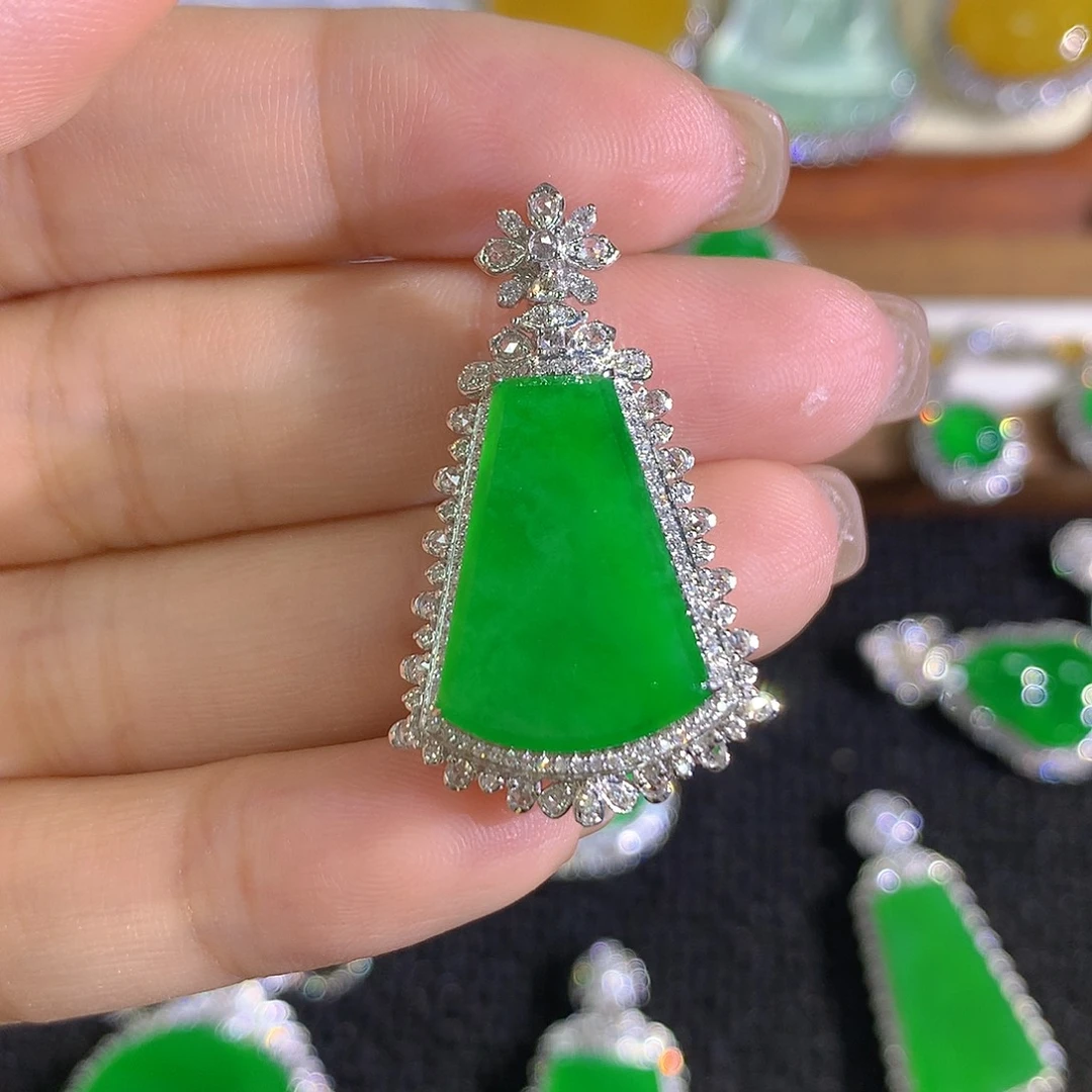 恩***恩翡翠18K金镶嵌颈饰无事牌