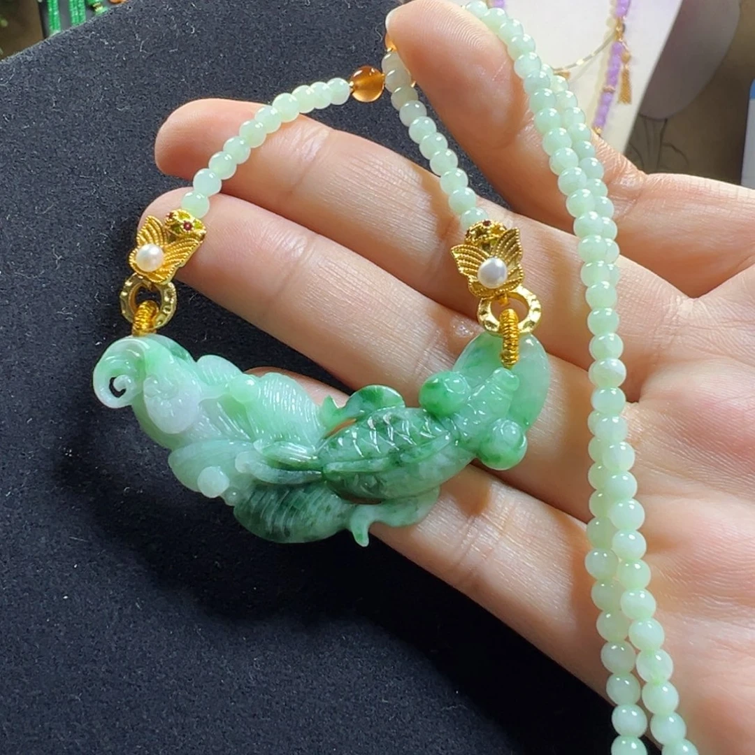 翡翠未镶嵌吊坠(赠链)