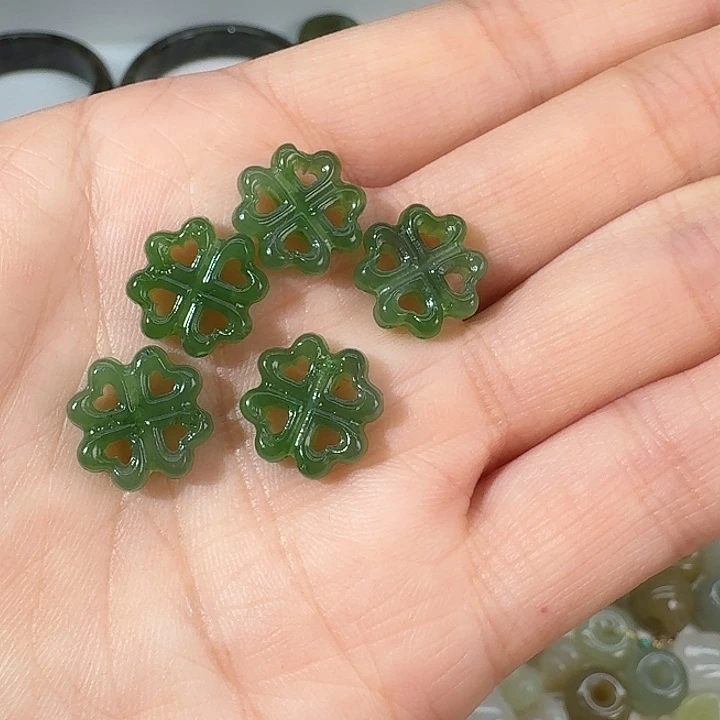 和田玉（碧玉）未镶嵌颈饰一组5个