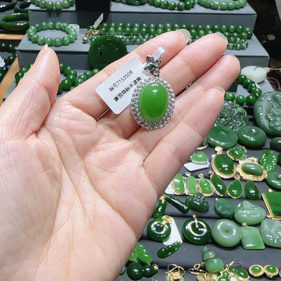 吾***9和田玉（碧玉）18K金镶嵌颈饰