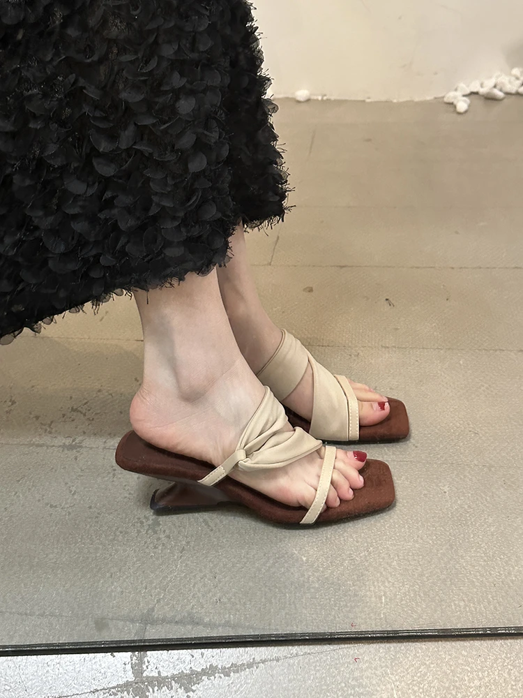 阿南儿~ 设计感小众凉拖鞋夏法式复古温柔绕带露趾坡跟一字带凉鞋