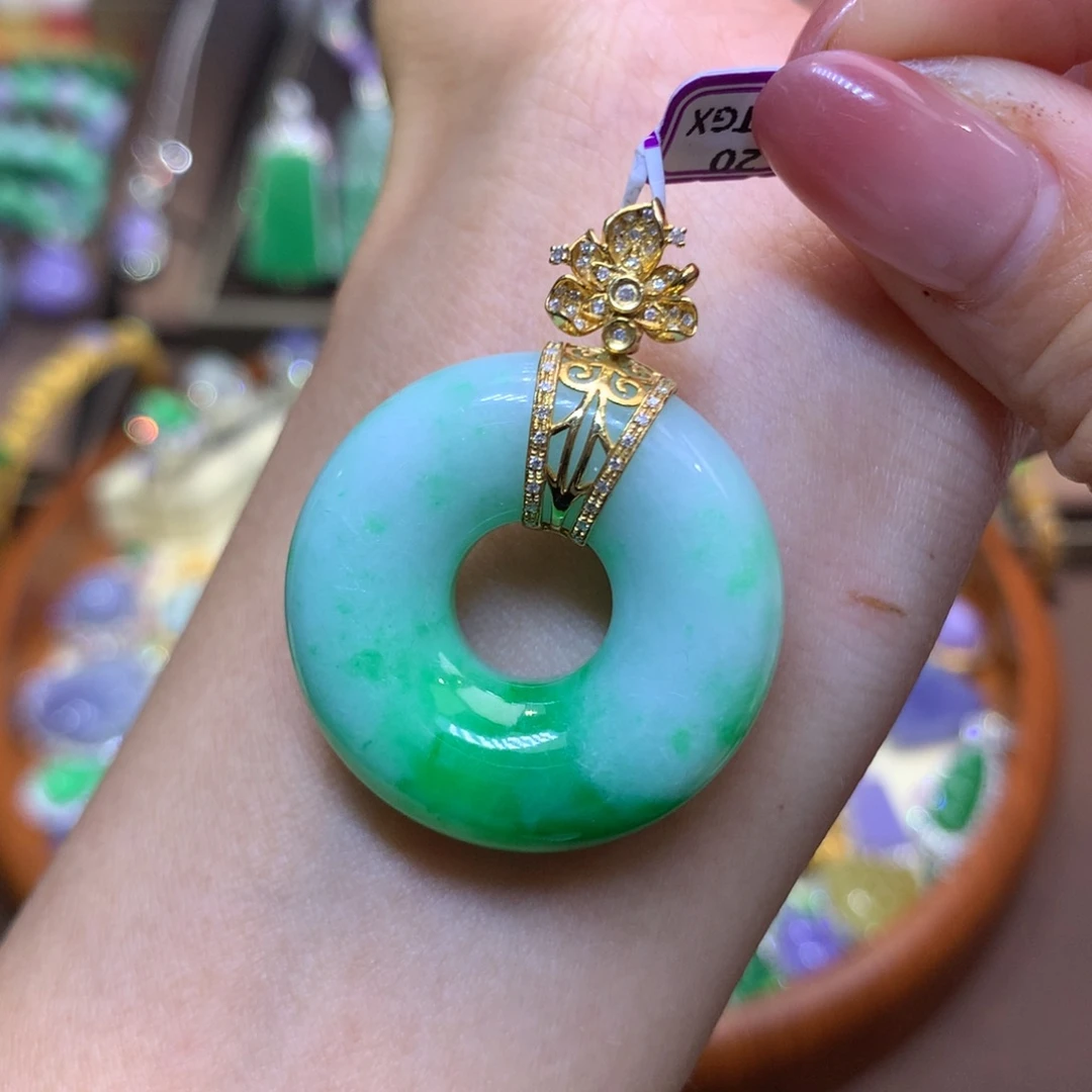 来****翡翠18K金镶嵌颈饰