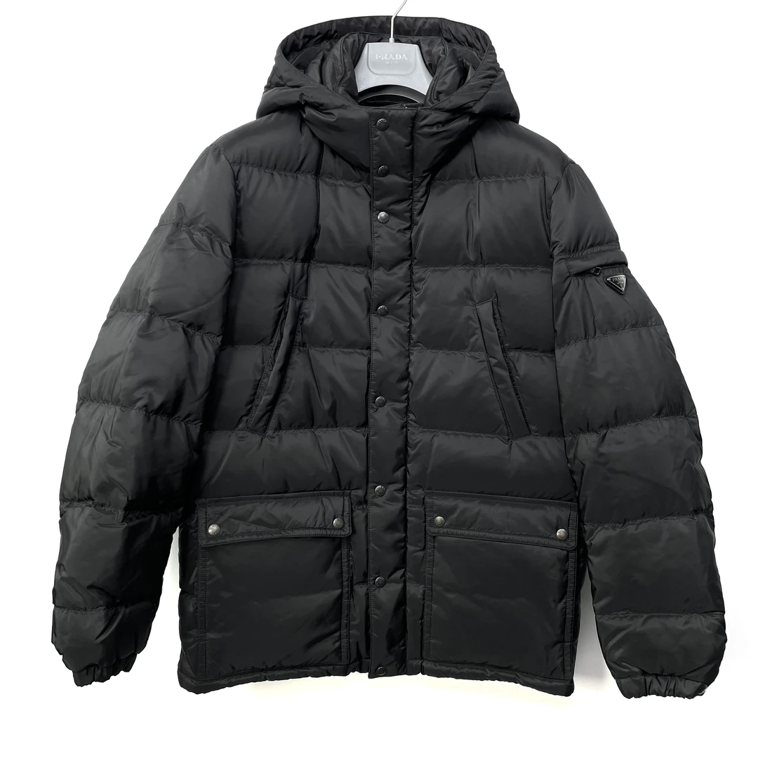 未使用 Prada/普拉达 经典三角标袖标黑色连帽休闲羽绒服