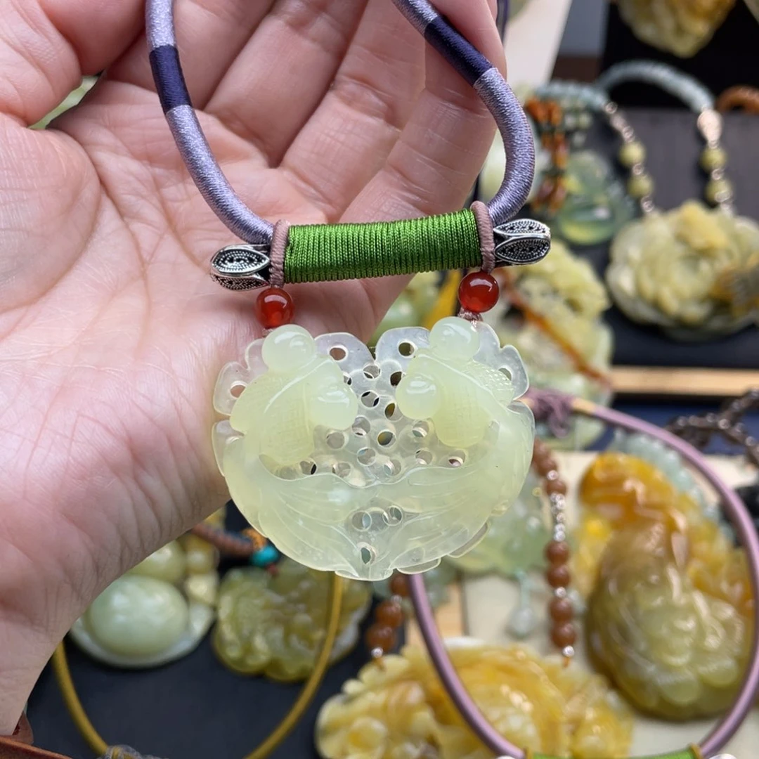 蛇纹石玉颈饰未镶嵌