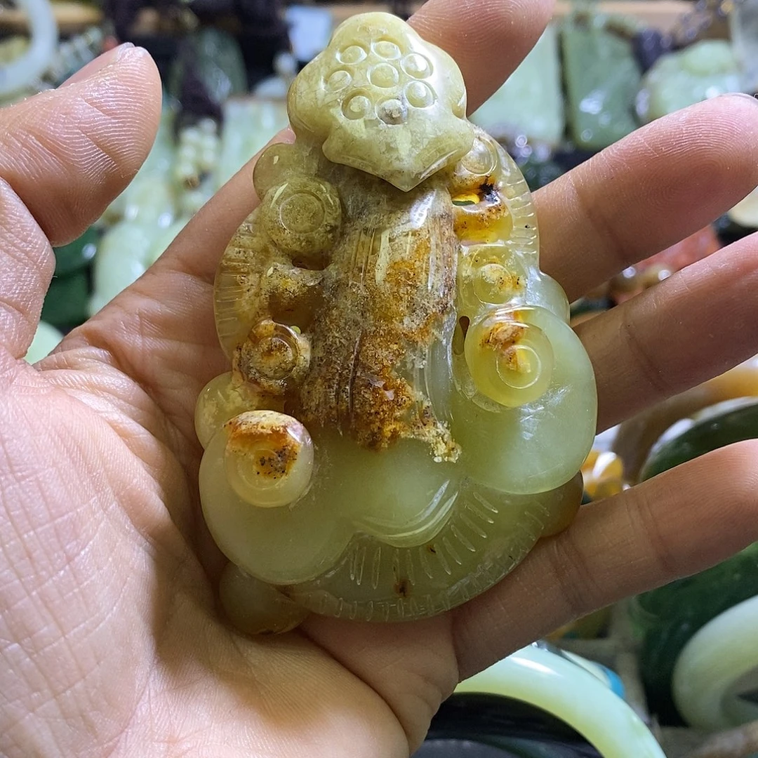 岫玉未镶嵌手玩件一个