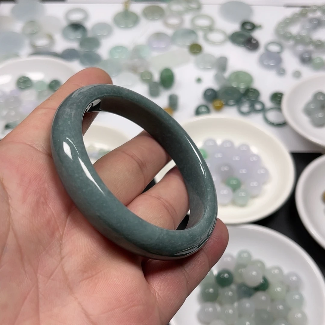 翡翠未镶嵌吊坠(不含链)56.5的天然翡翠手镯，带证书