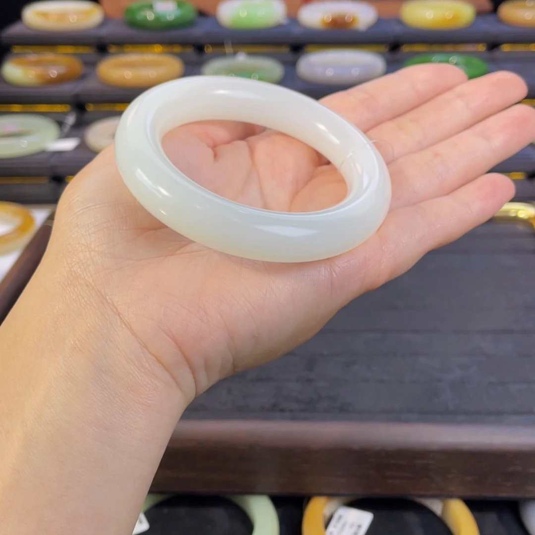 桂***装和田玉未镶嵌手镯