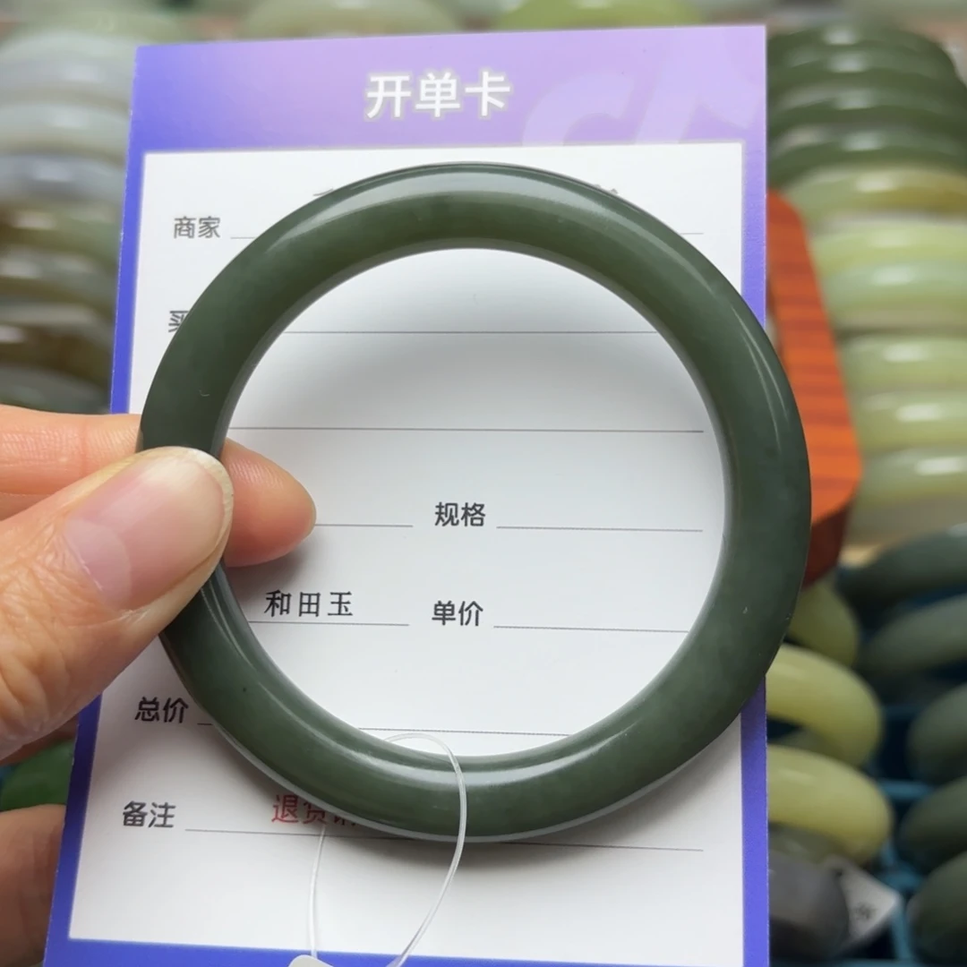 如***一和田玉未镶嵌颈饰