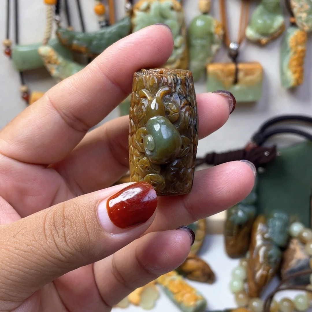 岫岩河磨玉（透闪石质玉）挂坠未镶嵌哆**梦