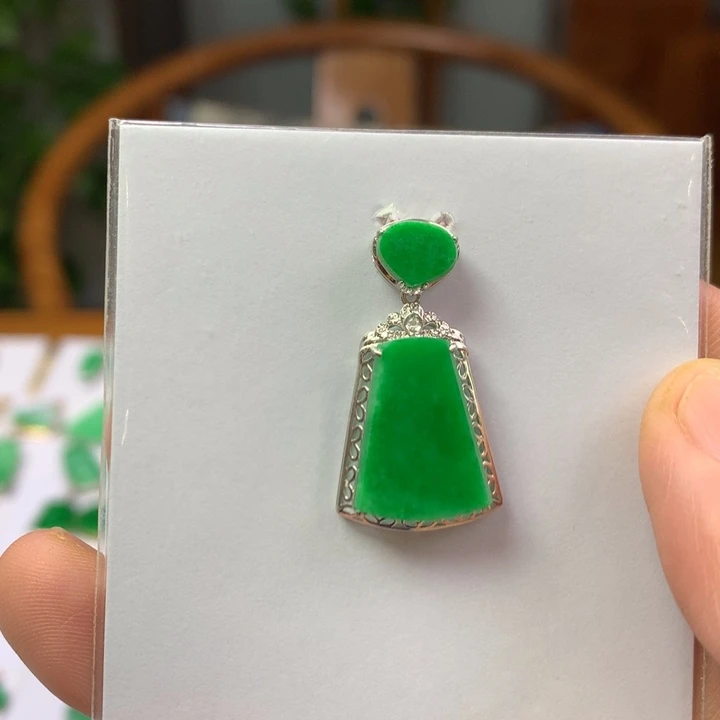 翡翠18K金镶嵌颈饰翡翠吊坠