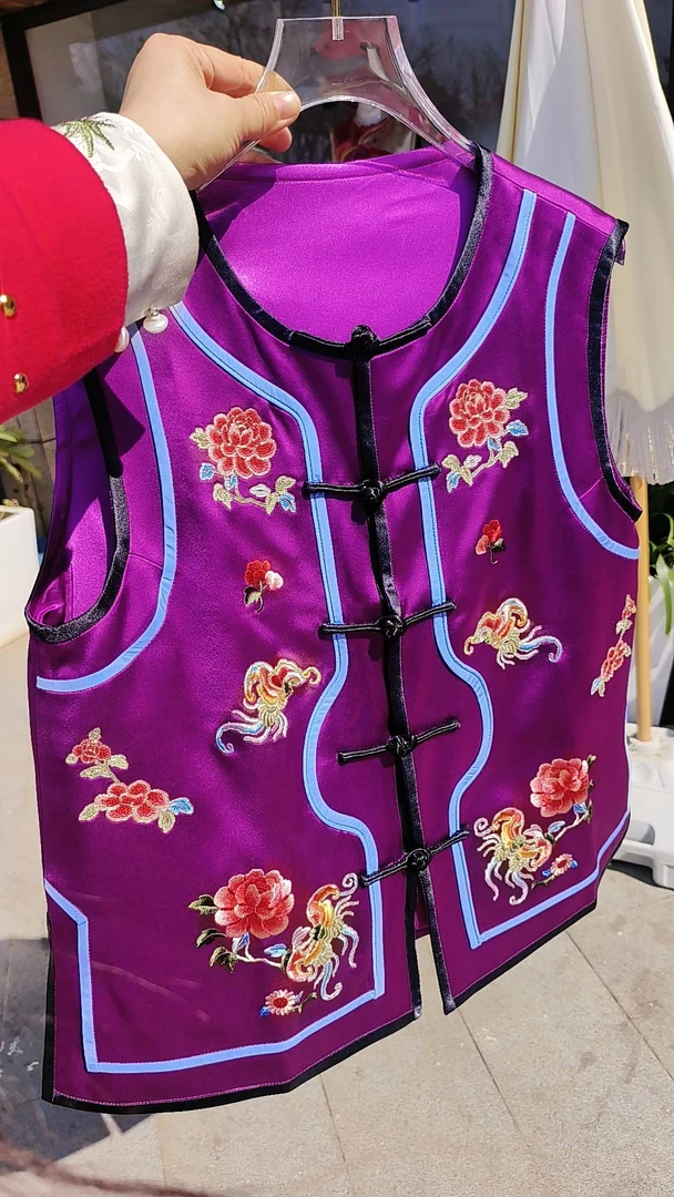颜色：紫色；马甲机秀绣的牡丹和祥云女士复古国风