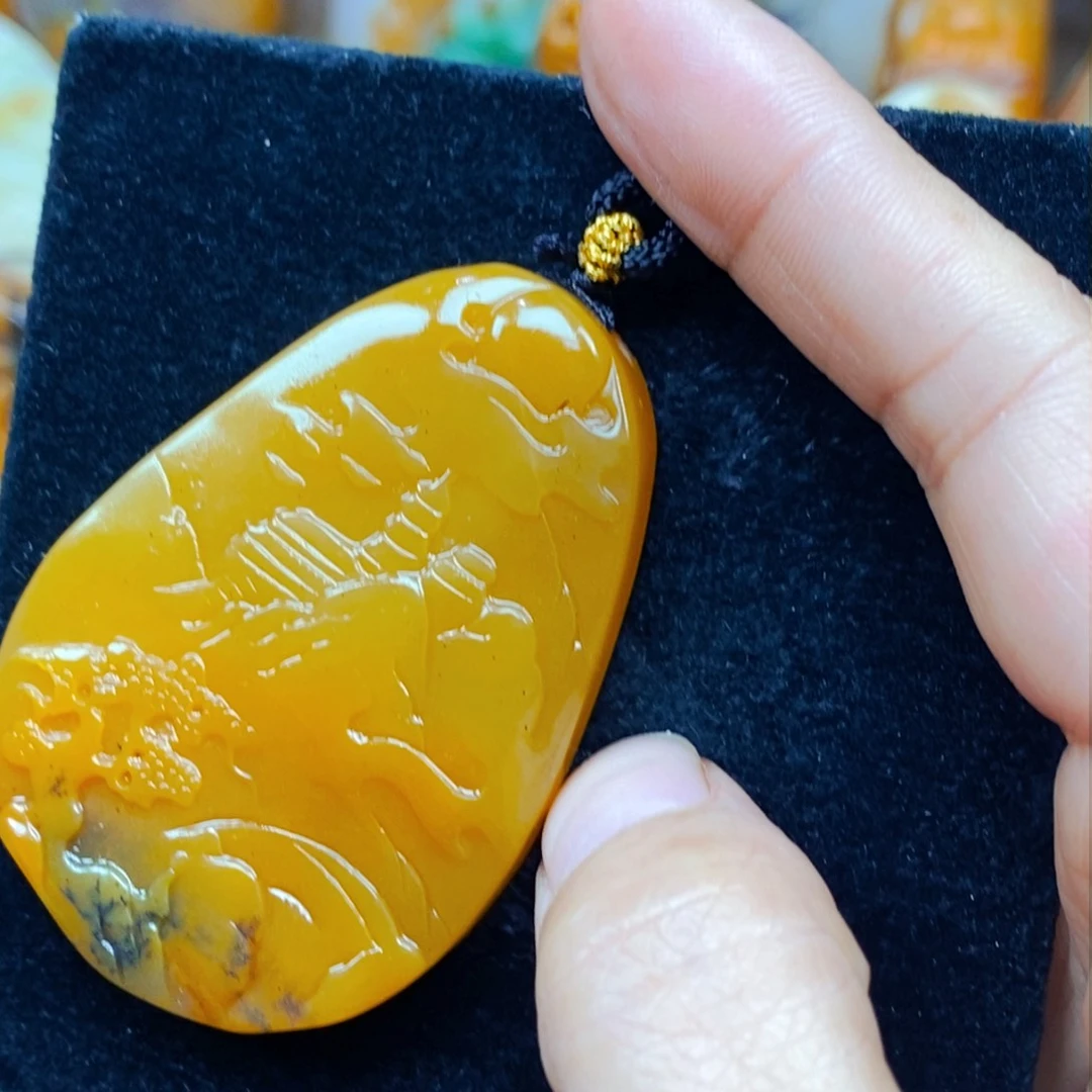 未镶嵌石英质玉（黄龙玉）颈饰