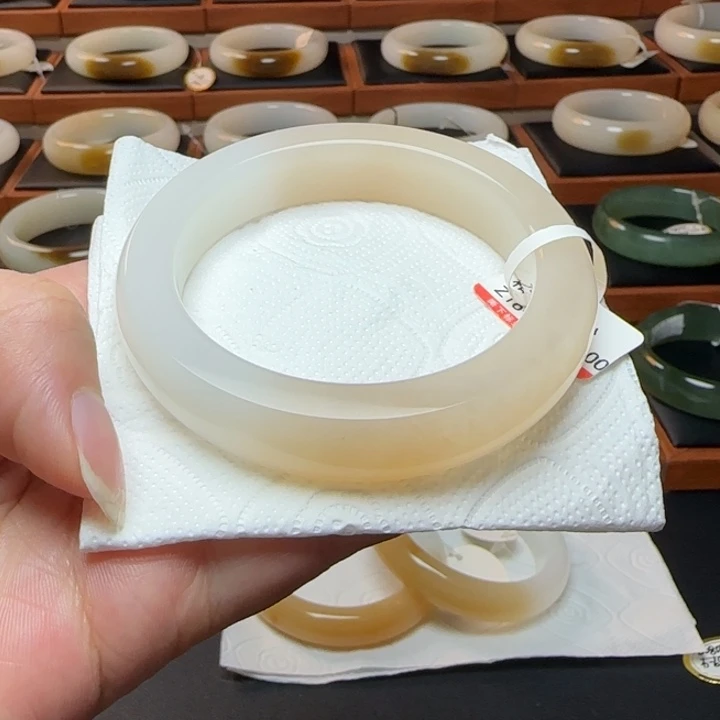 和田玉未镶嵌手镯粉白56