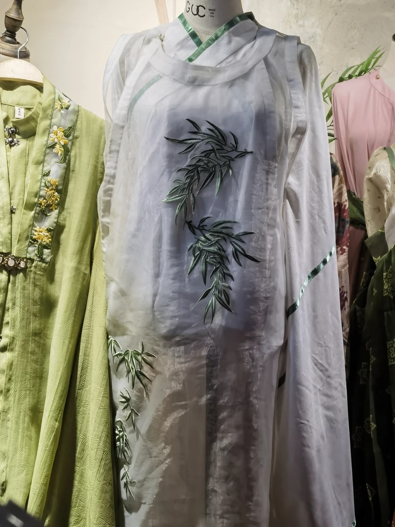 唐制圆领袍绣花竹子