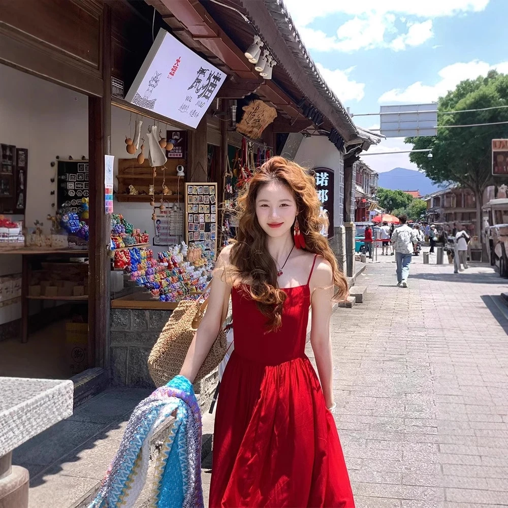 云南大理穿搭法式红色吊带连衣裙女性感露背适合海边度假拍照裙子