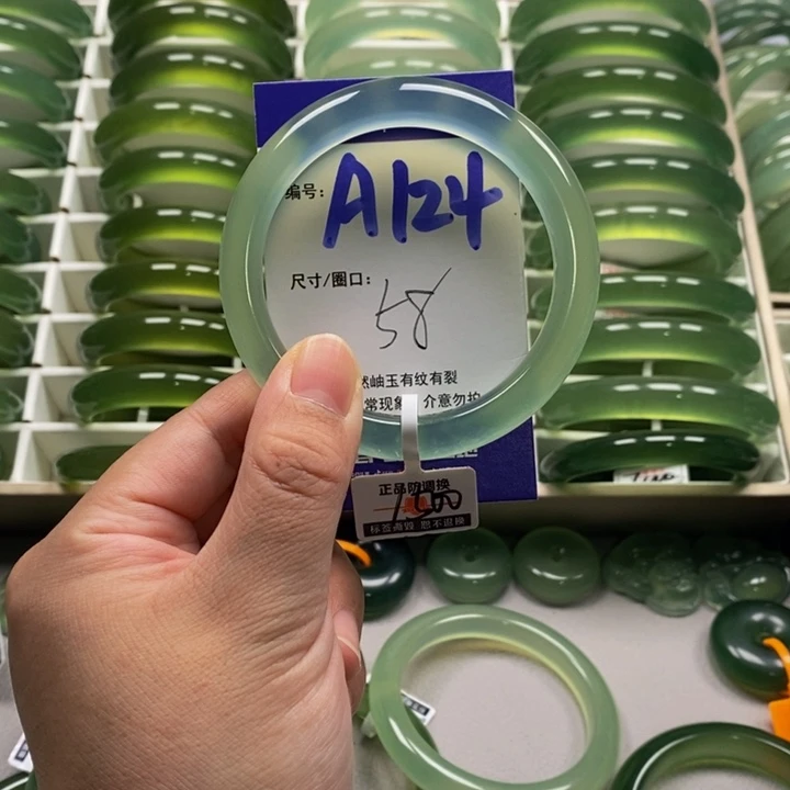 欣***净未镶嵌蛇纹石玉手镯