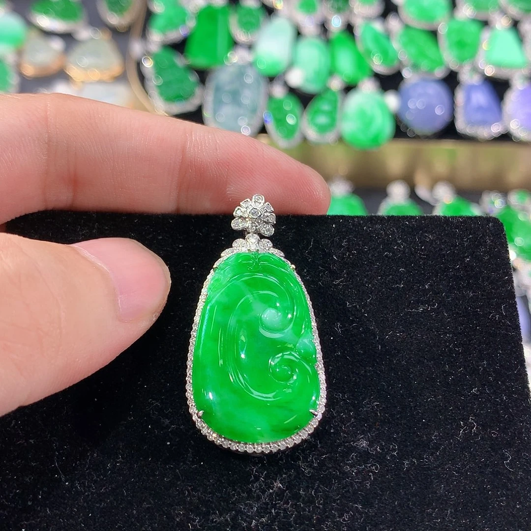 翡翠18K金镶嵌颈饰