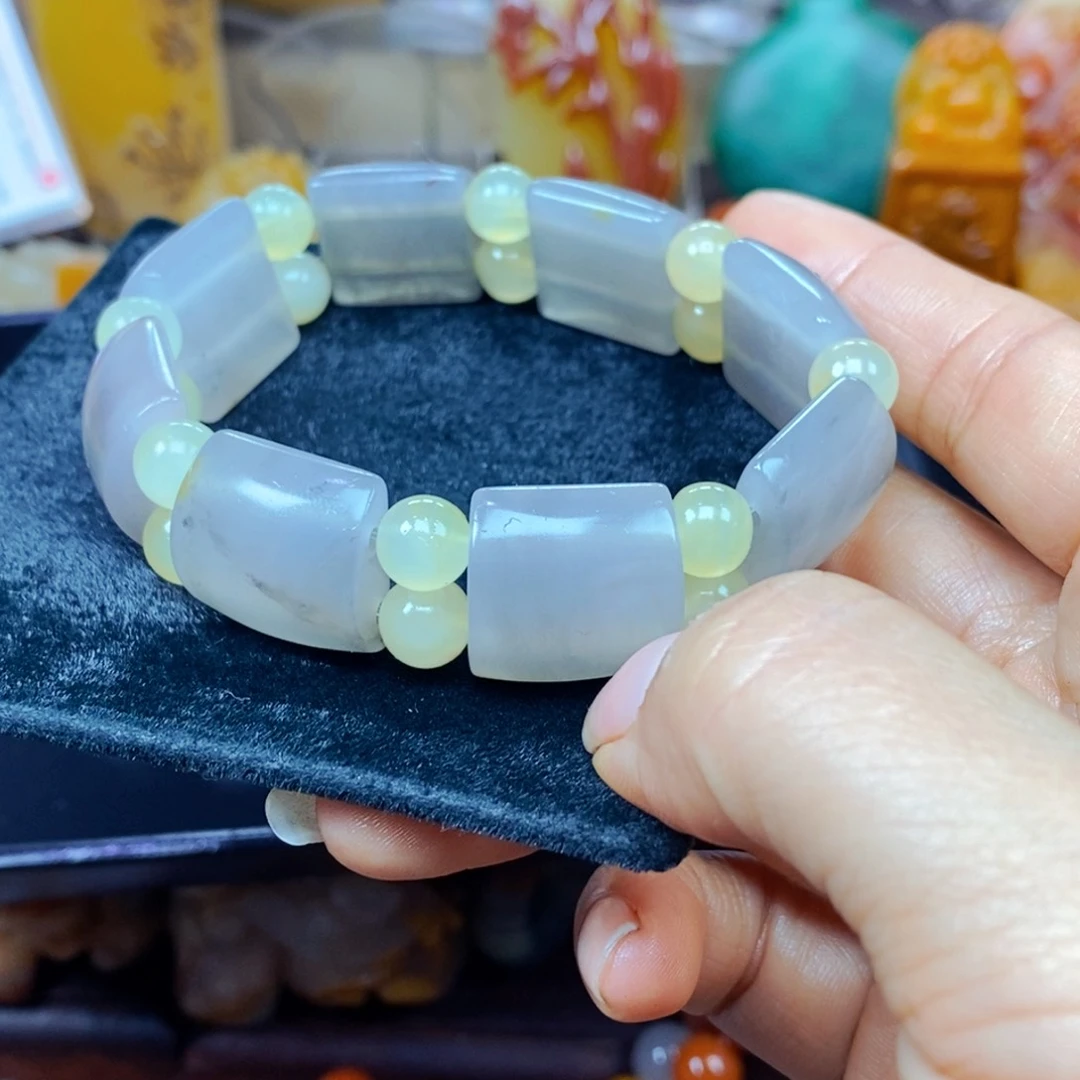 未镶嵌石英质玉（黄龙玉）颈饰