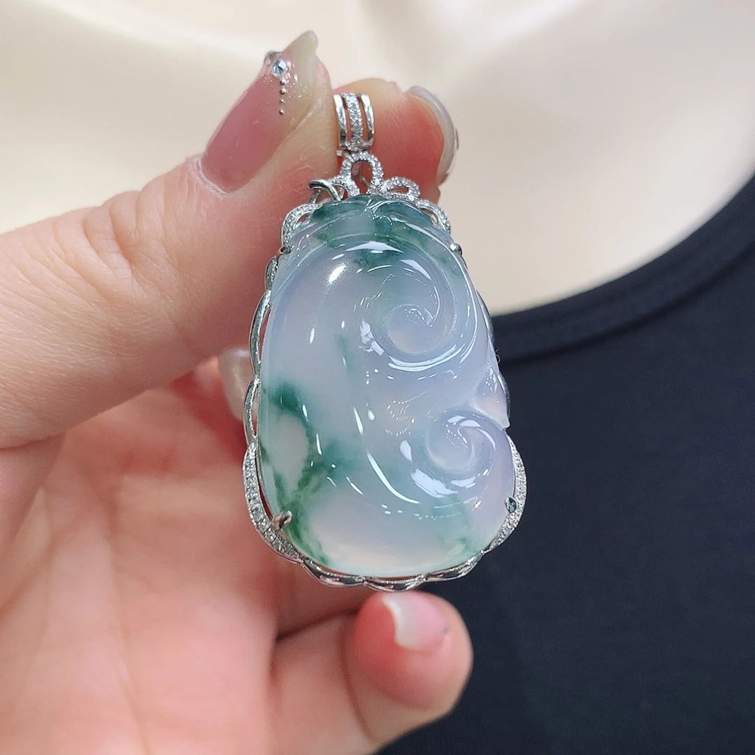 翡翠颈饰18K金镶嵌如意