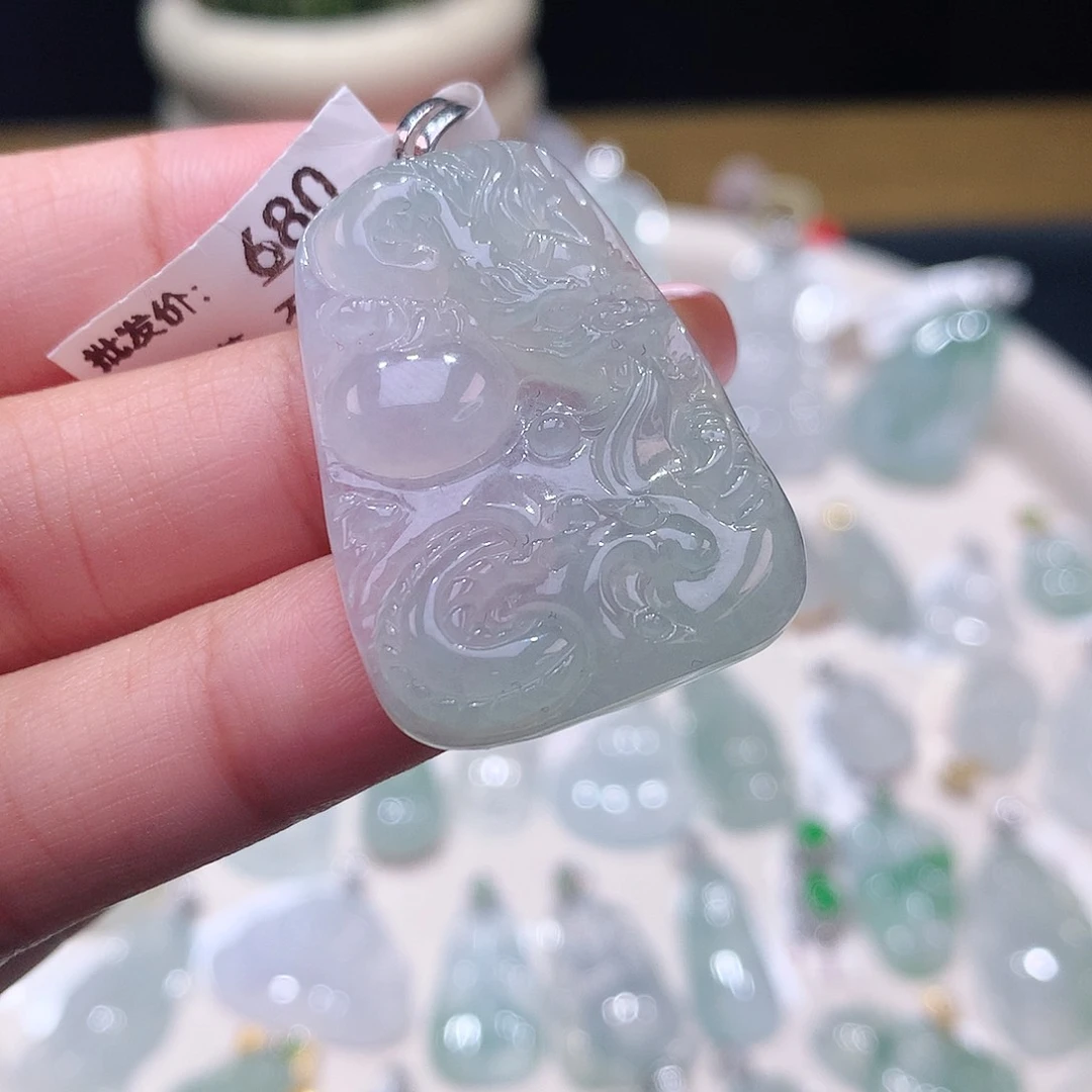 颈饰18K金镶嵌翡翠龙牌