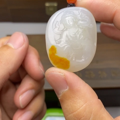 独***方和田玉未镶嵌颈饰