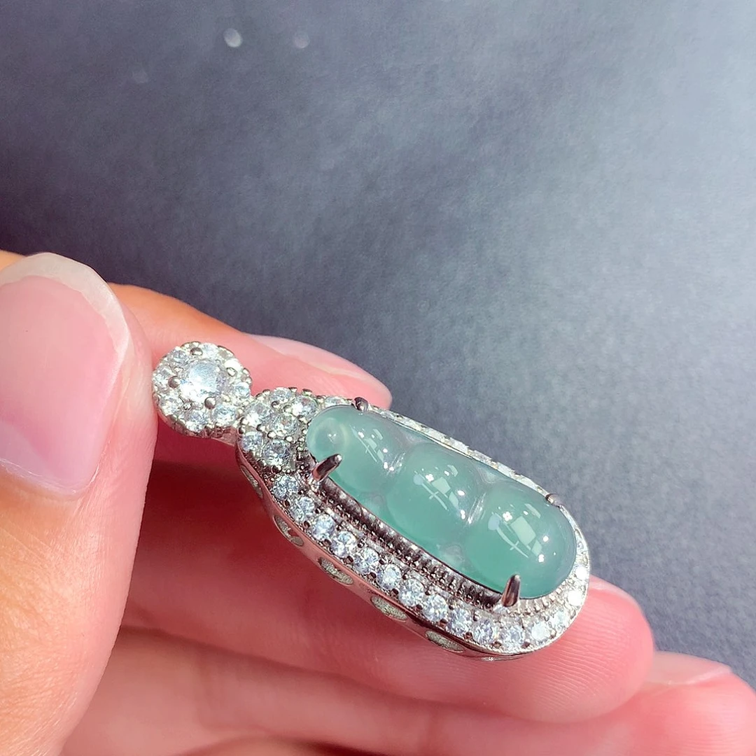 翡翠未镶嵌颈饰挂件