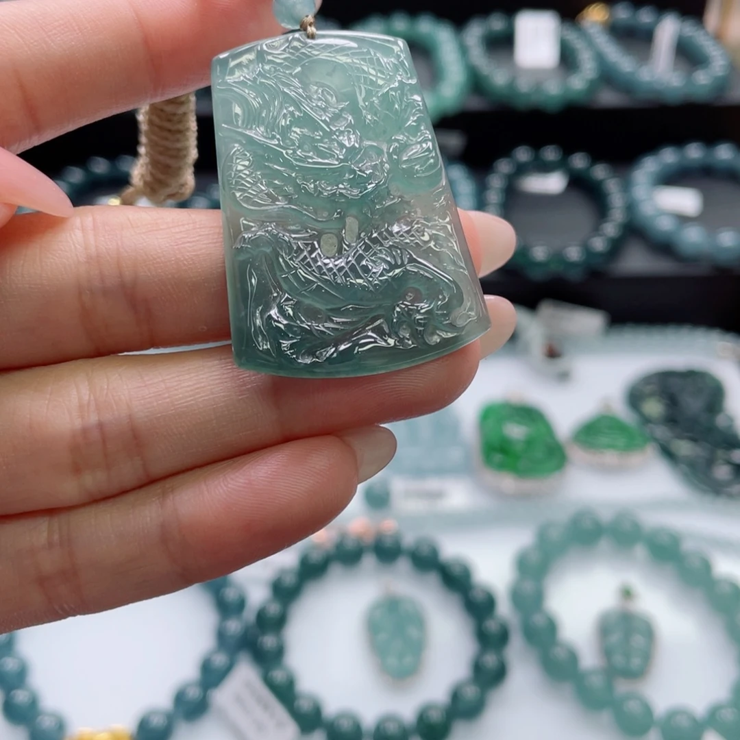 翡翠未镶嵌颈饰龙牌