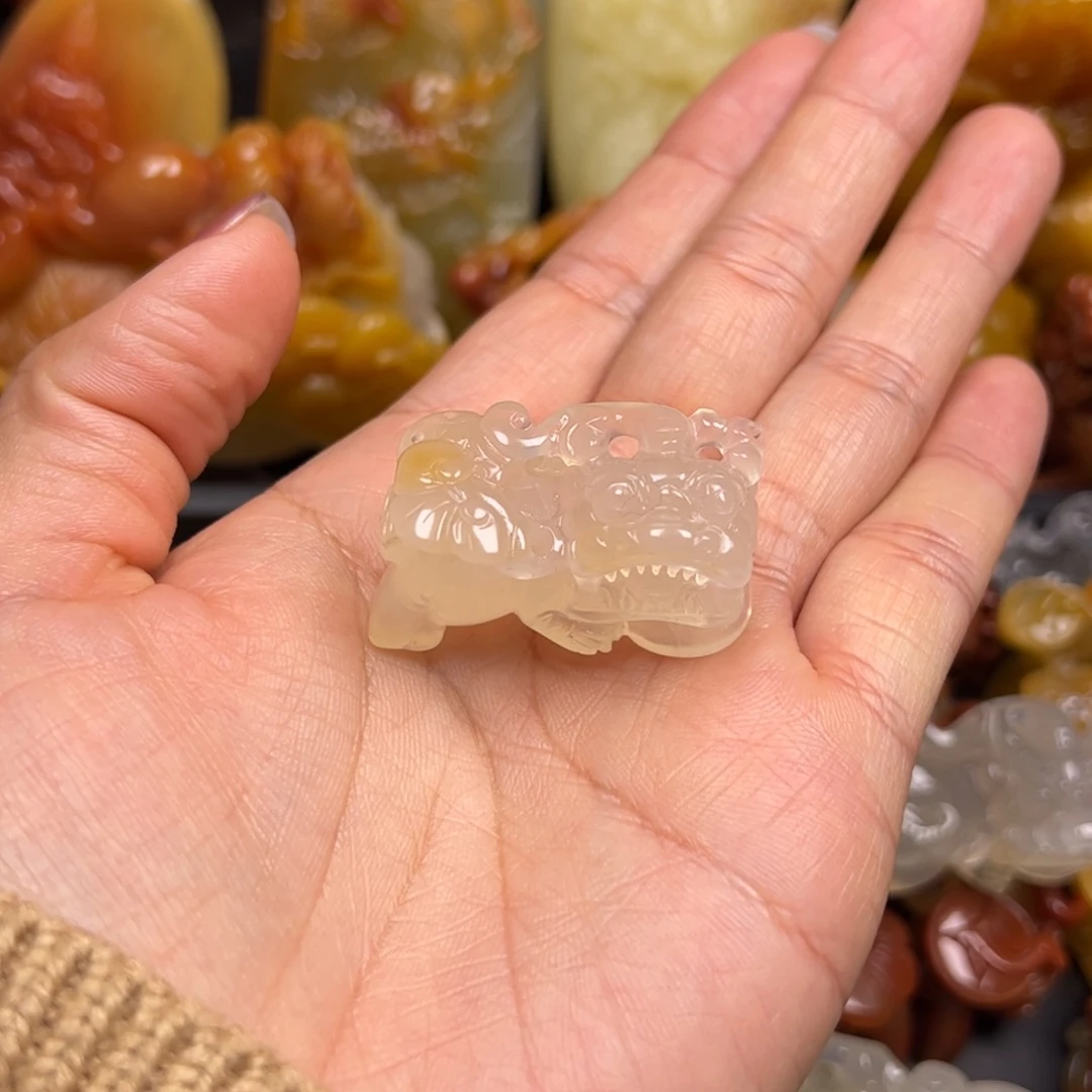 石英质玉（黄龙玉）未镶嵌颈饰