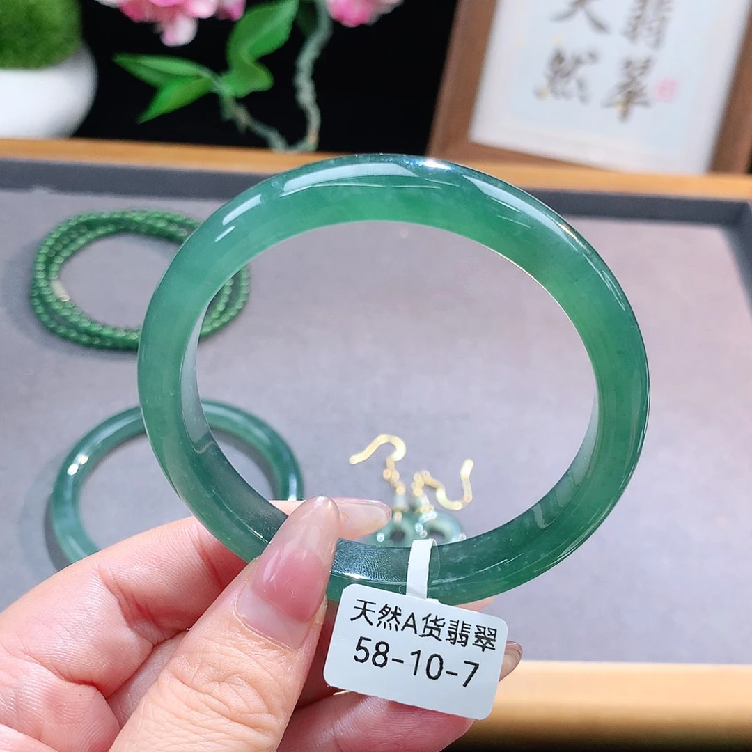 未镶嵌手镯（圆镯）翡翠