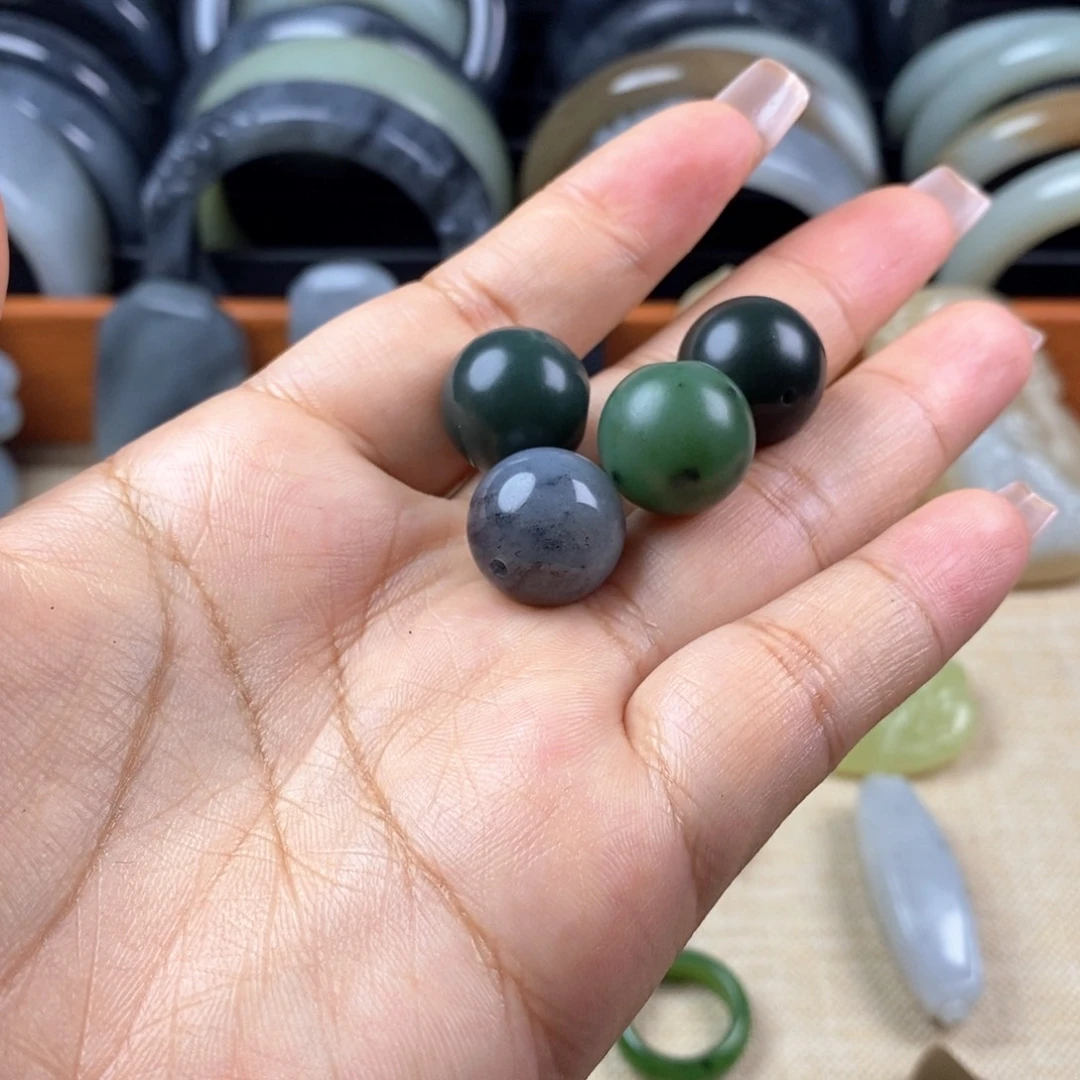 渴***1和田玉未镶嵌颈饰