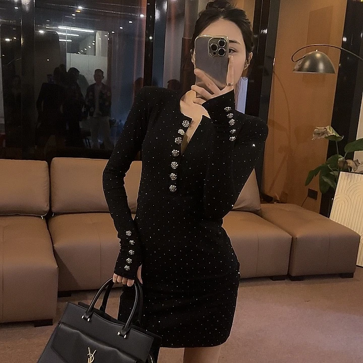 【OS&oneshow】v领长袖连衣裙秋冬新款气质收腰黑色显瘦名媛包臀裙