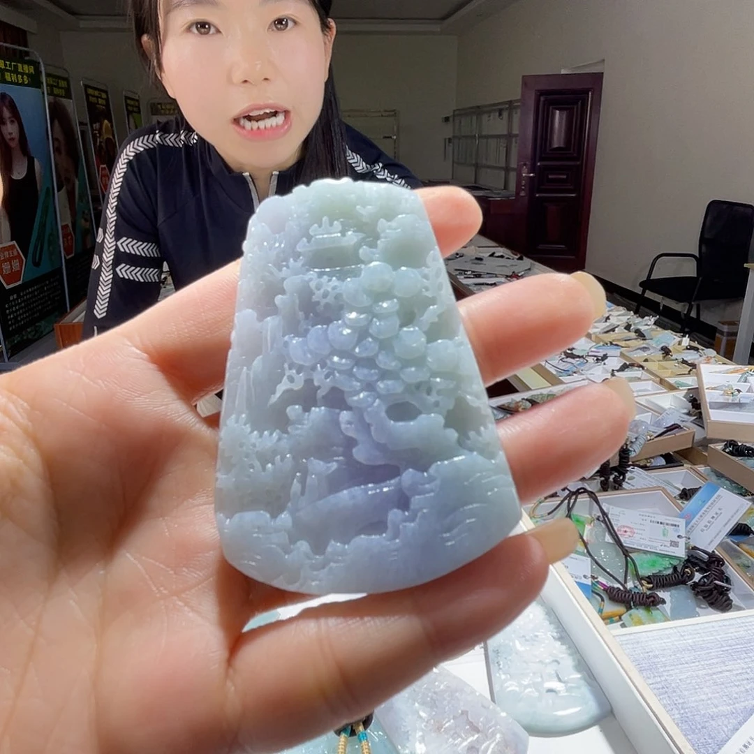 翡翠未镶嵌颈饰一个