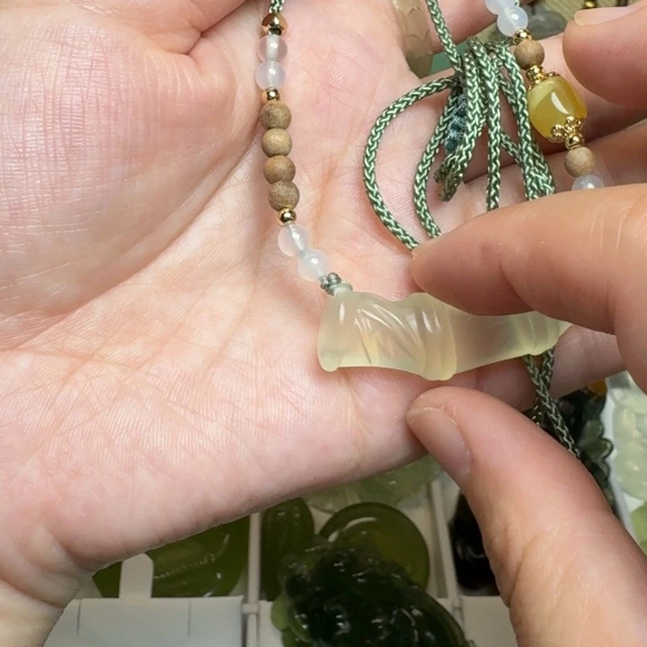 蛇纹石玉未镶嵌颈饰