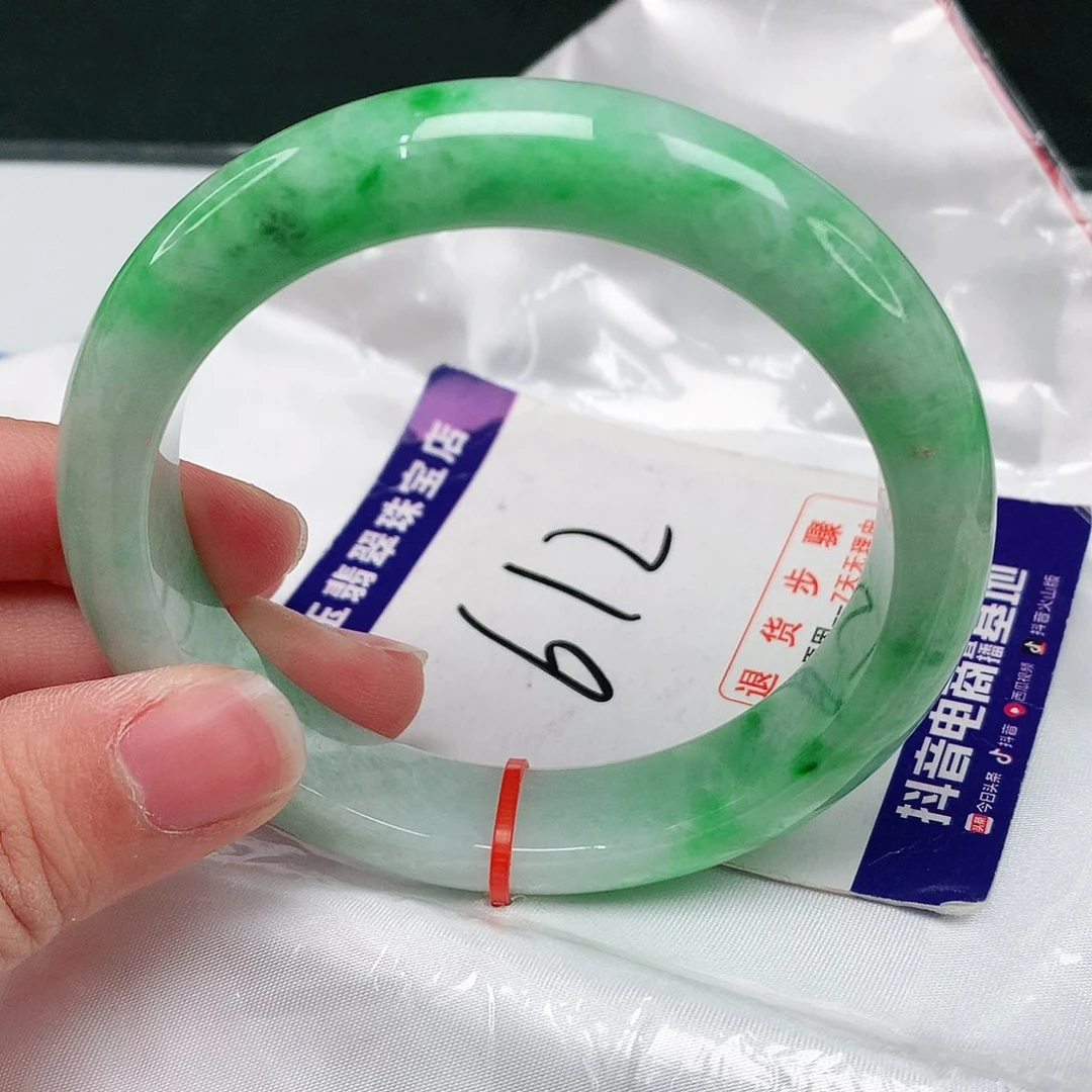 翡翠手镯未镶嵌翡翠